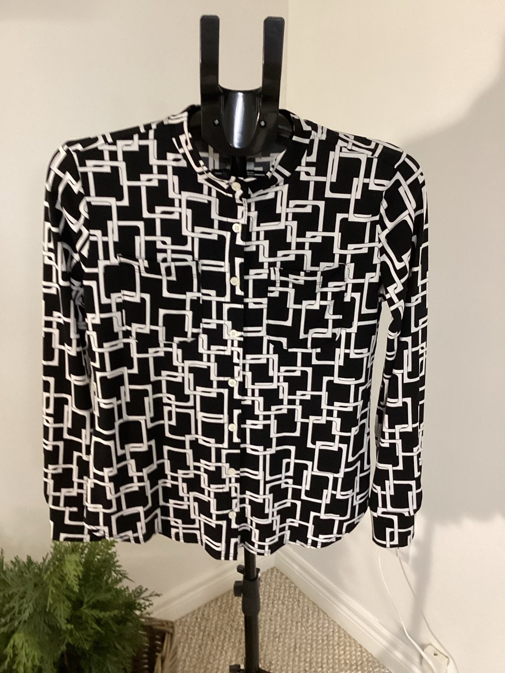 Van Heusen Women’s Black and White Geometric Long SleeveButton-Down Blouse Small